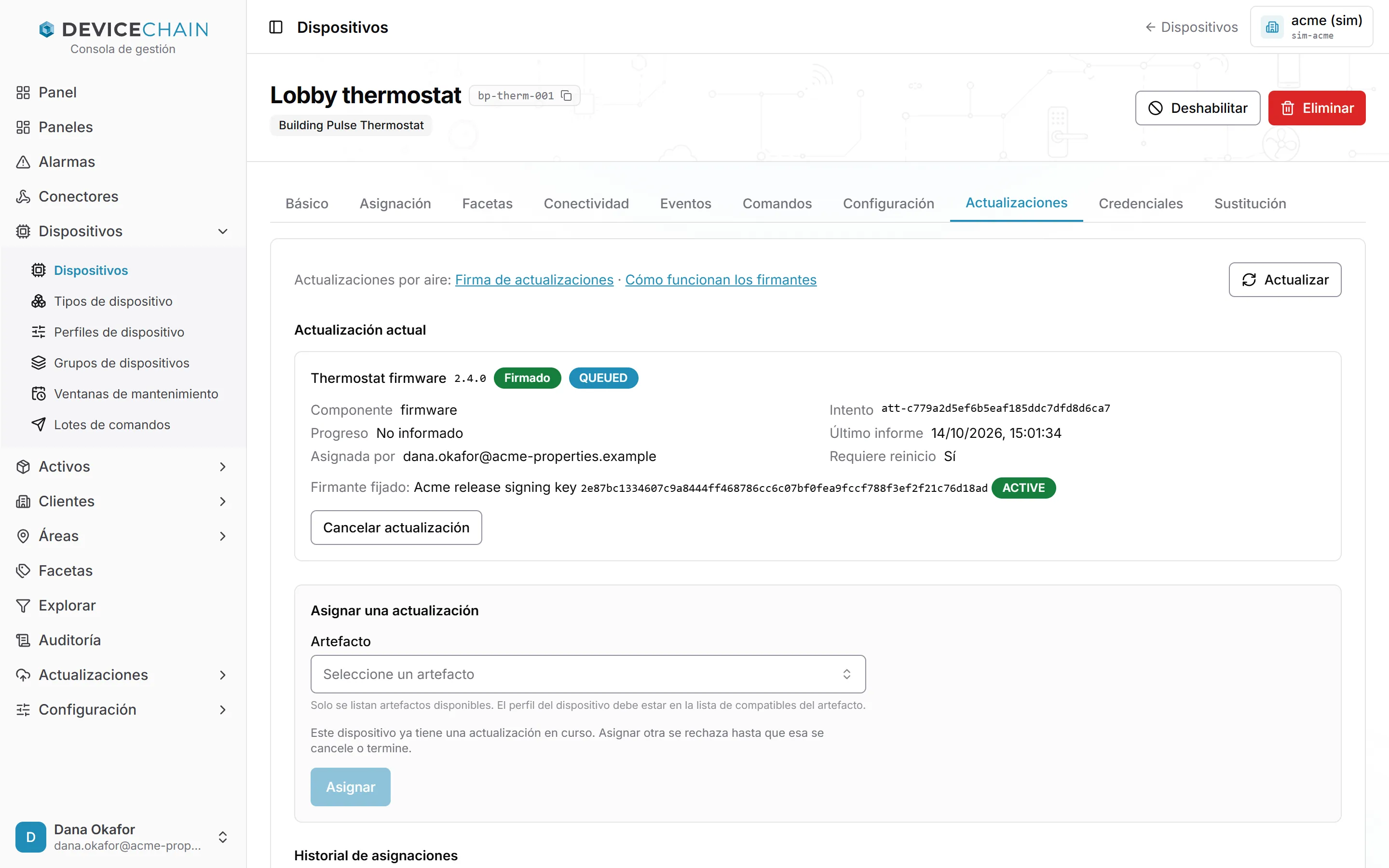 La pestaña Actualizaciones del dispositivo Lobby thermostat. En Actualización actual, Thermostat firmware 2.4.0 está Firmado y QUEUED, con su componente, el ID del intento, el progreso No informado, la hora del último informe, quién la asignó, Requiere reinicio Sí y el firmante fijado Acme release signing key, ACTIVE. Le sigue el botón Cancelar actualización. Debajo, la sección Asignar una actualización tiene un selector de artefacto, una nota de que el dispositivo ya tiene una actualización en curso y el botón Asignar desactivado.
