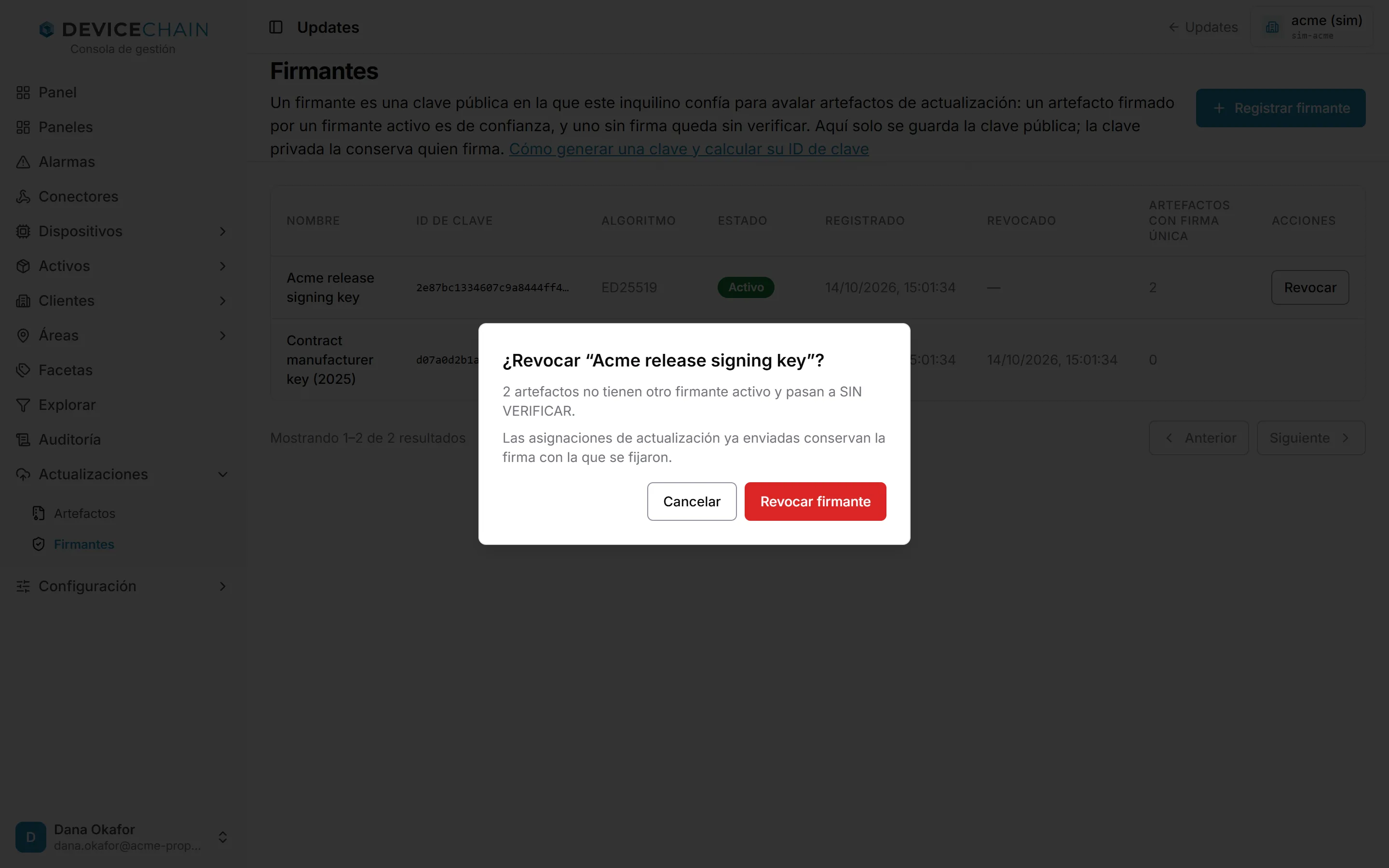 El diálogo de confirmación para revocar Acme release signing key. Indica que 2 artefactos no tienen otro firmante activo y pasan a sin verificar, y que las asignaciones de actualización ya enviadas conservan la firma con la que se fijaron. Botones Cancelar y Revocar firmante.