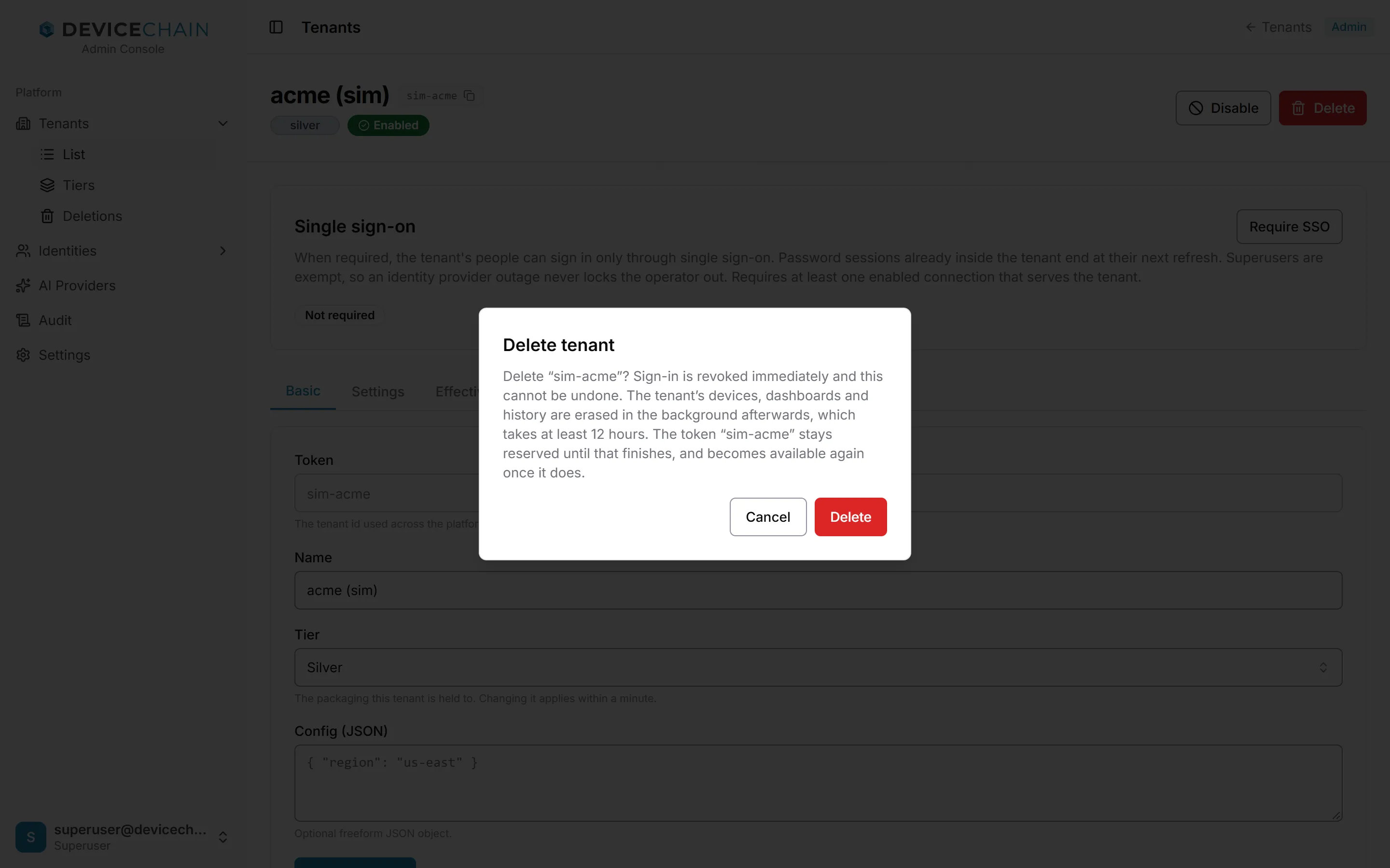 acme (sim) 页面上的“Delete tenant”确认框。内容为：Delete sim-acme? Sign-in is revoked immediately and this cannot be undone. 租户的设备、仪表板和历史数据随后在后台擦除，至少需要 12 小时。令牌 sim-acme 在此完成之前保持保留，完成后重新可用。有 Cancel 和 Delete 按钮。