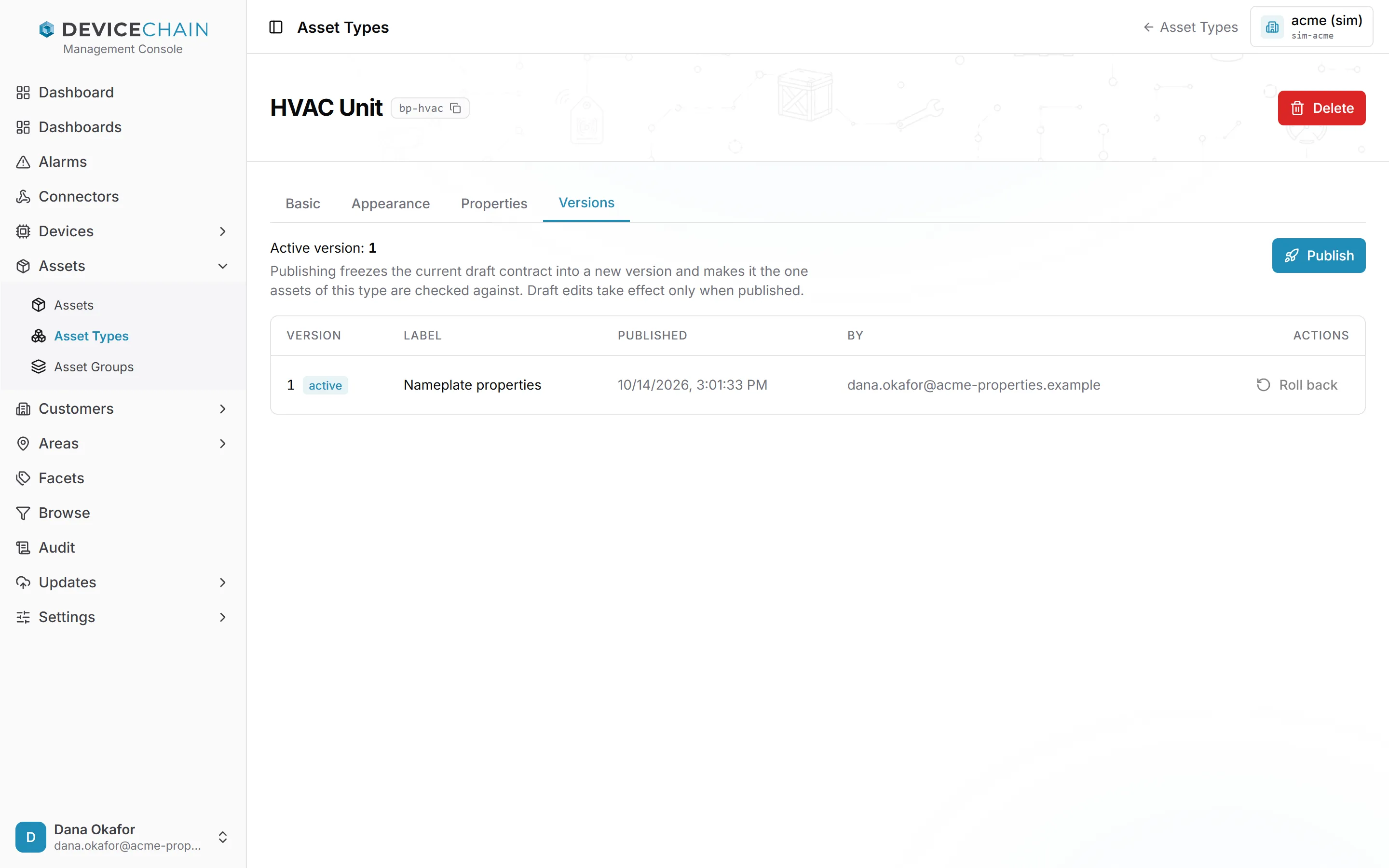 HVAC Unit 资产类型的 Versions 选项卡。Active version：1。只有一行：版本 1，标记为 active，标签为 Nameplate properties，附有发布时间和发布者，以及 Roll back 操作。右上角有 Publish 按钮。