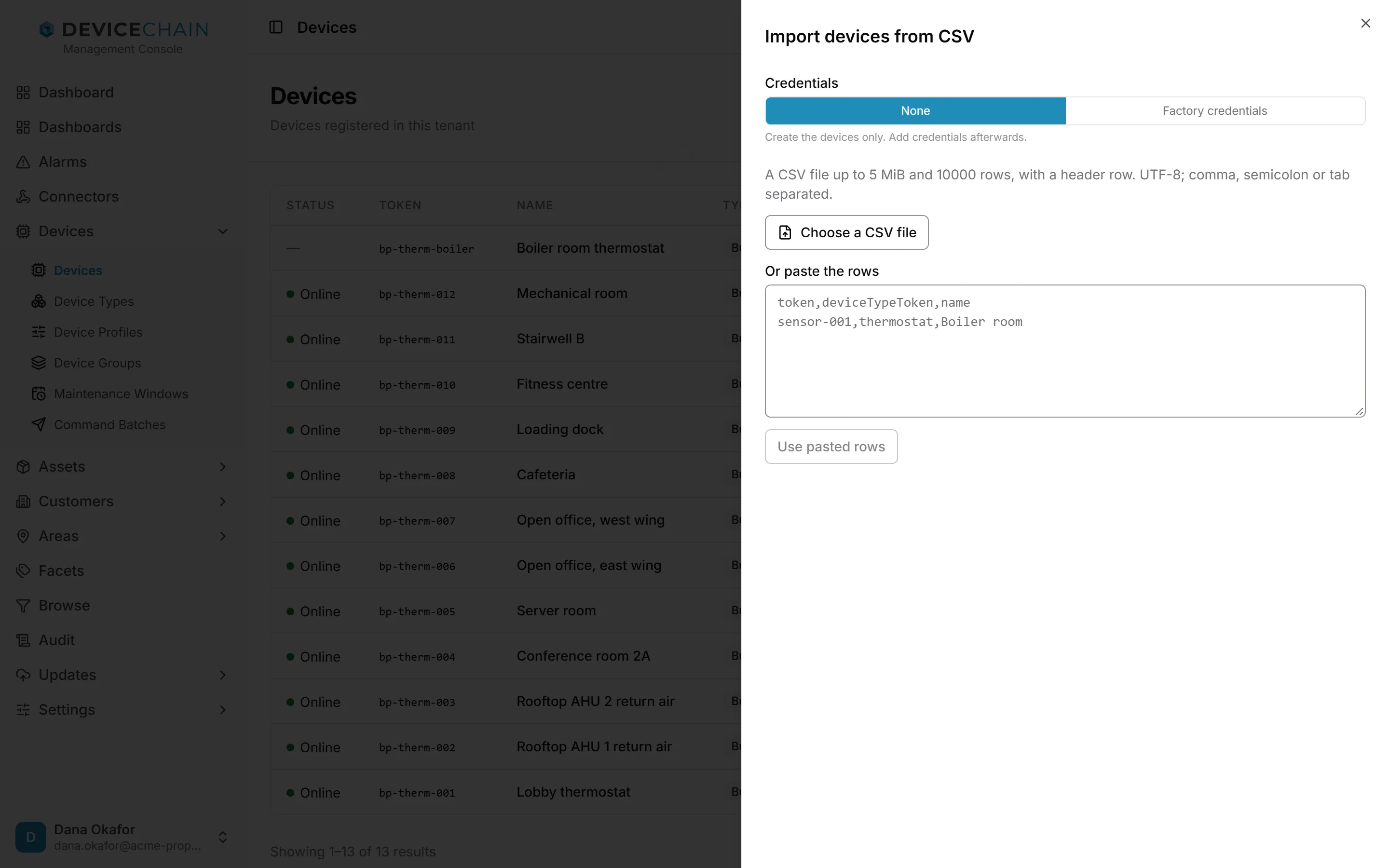 Import devices from CSV 面板。Credentials 控件提供 None（已选中）和 Factory credentials，提示“Create the devices only. Add credentials afterwards.”。下方是限制说明“A CSV file up to 5 MiB and 10000 rows, with a header row. UTF-8; comma, semicolon or tab separated.”、Choose a CSV file 按钮、带示例表头和示例行的“Or paste the rows”文本框，以及 Use pasted rows 按钮。