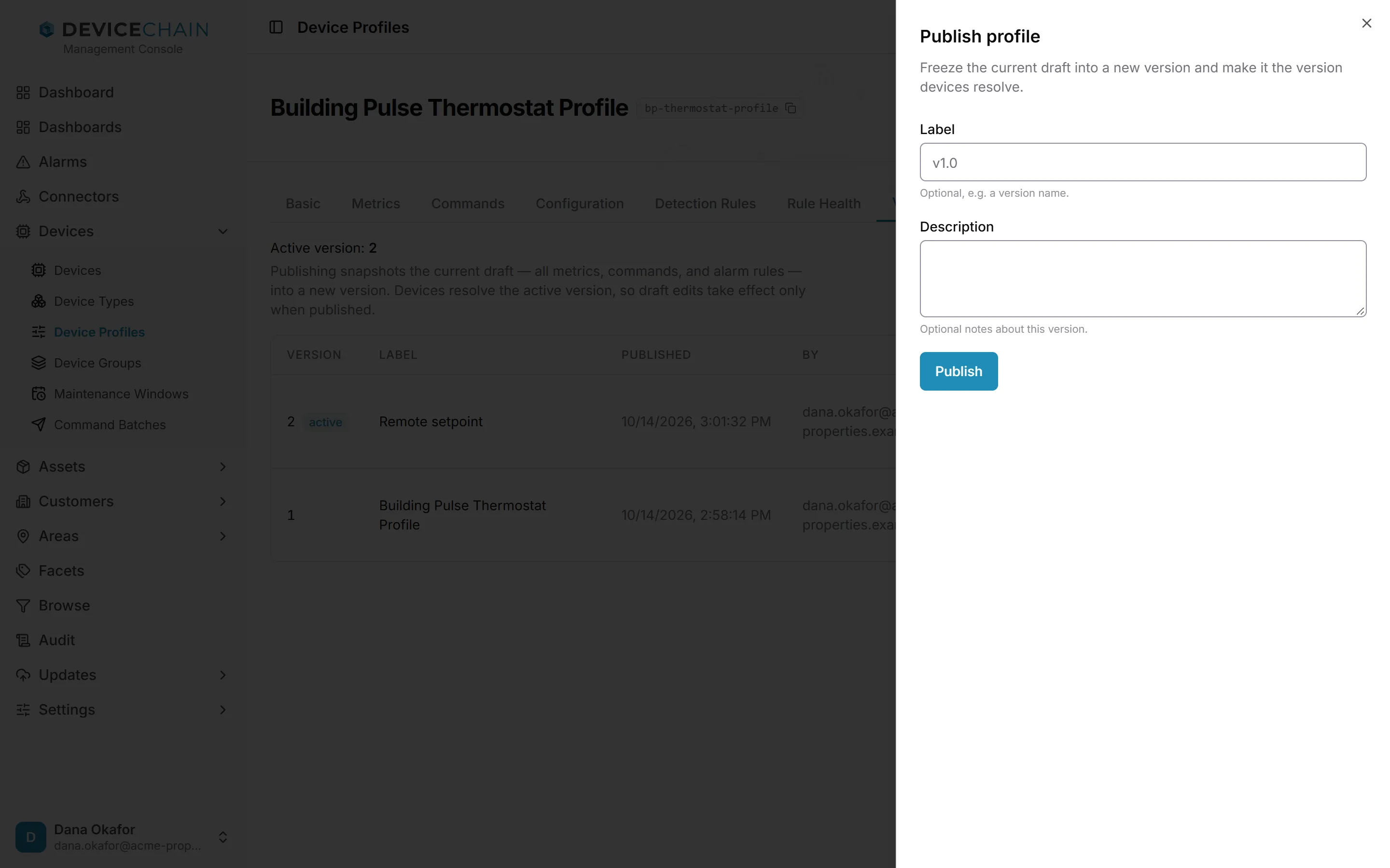 Publish profile 面板，说明为“Freeze the current draft into a new version and make it the version devices resolve.”。包含示例为 v1.0 的可选 Label 输入框、可选的 Description 输入框，以及 Publish 按钮。