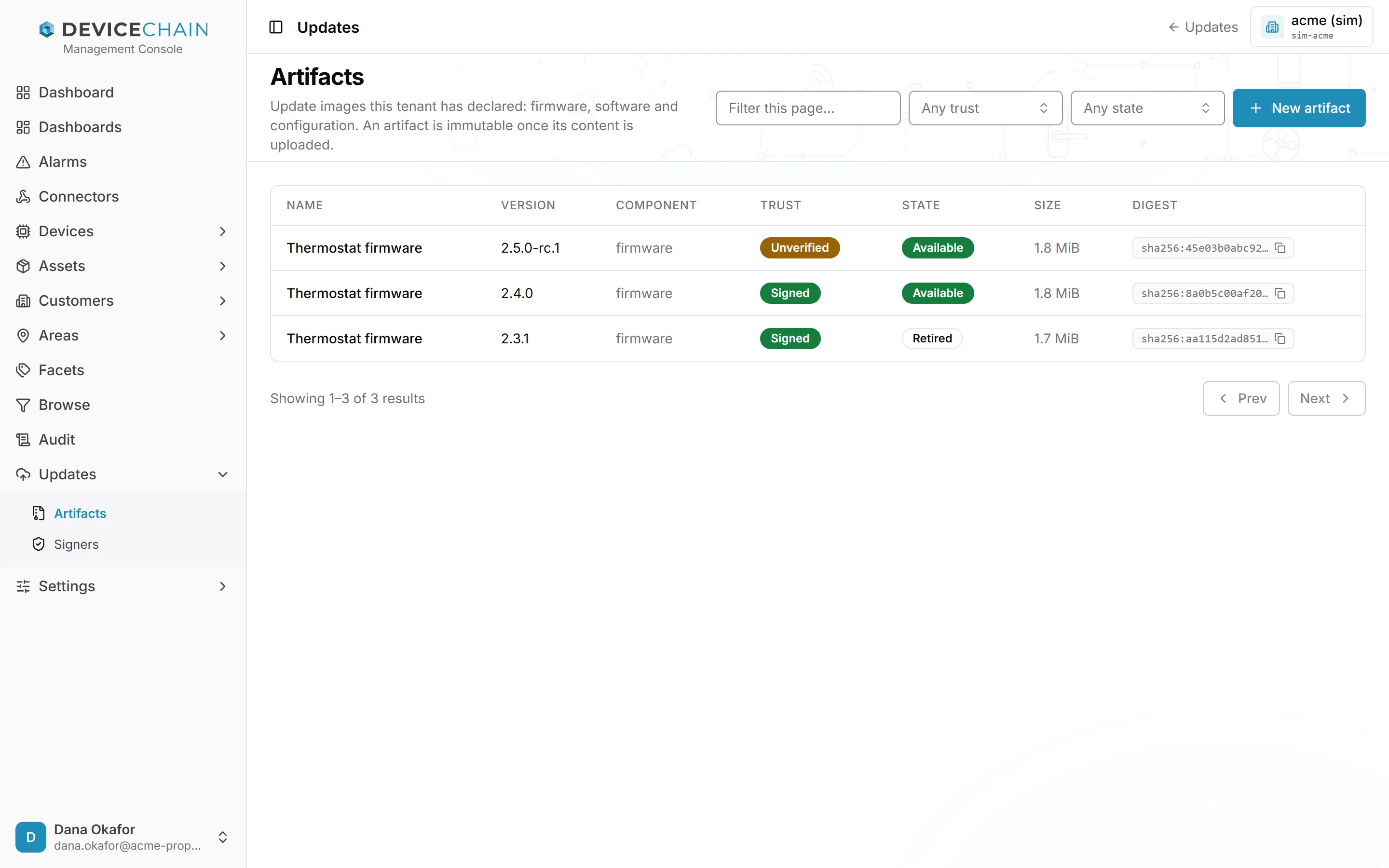 Artifacts 列表，包含三个温控器固件镜像：2.5.0-rc.1，Unverified 且 Available；2.4.0，Signed 且 Available；以及 2.3.1，Signed 且 Retired。每行显示部件、大小和 SHA-256 摘要的开头部分。顶部有筛选器和“New artifact”按钮。
